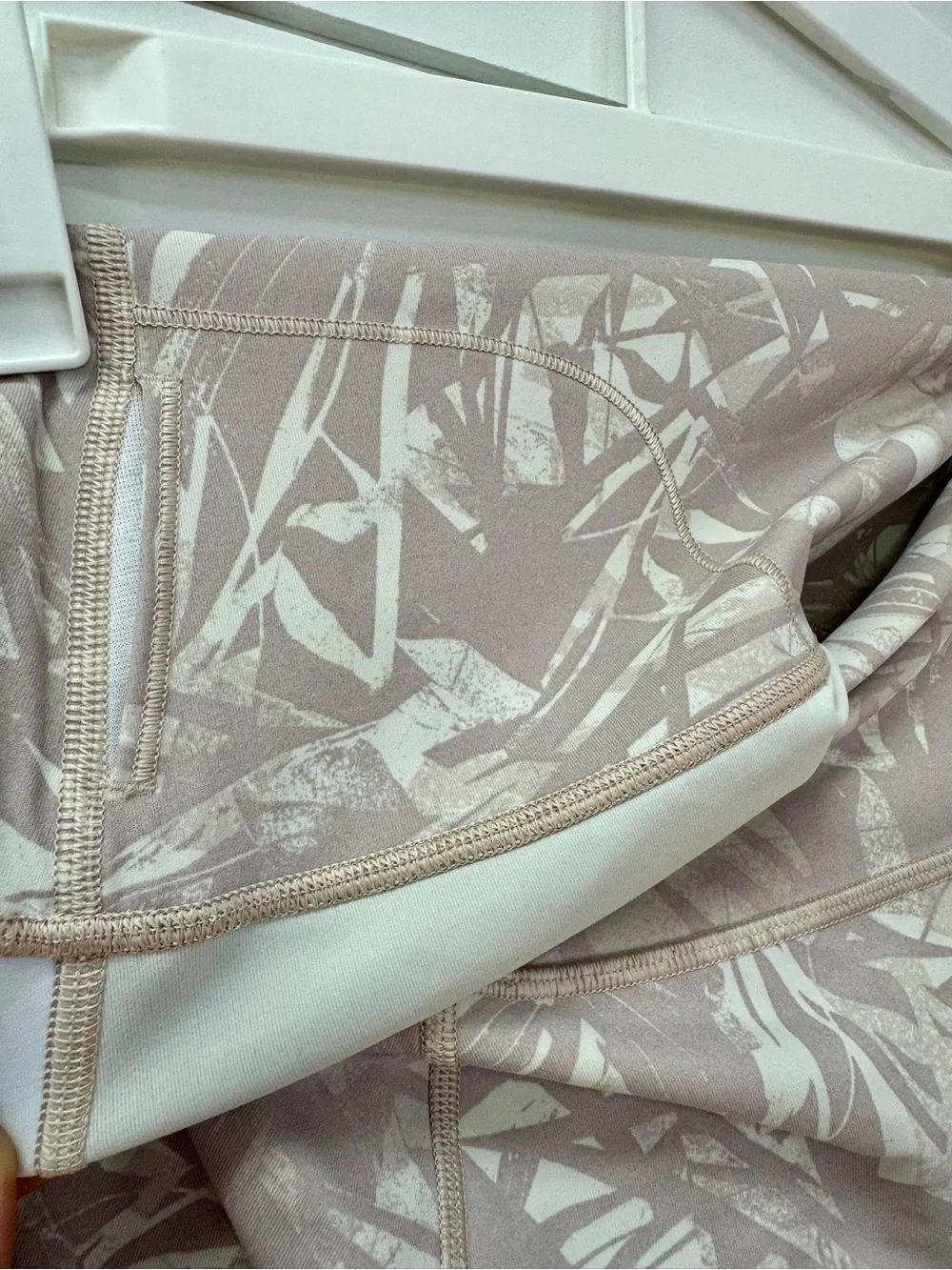 Lululemon Wunder Under HR 25” Luxtreme Shadow Leaf Light Ivory Muse Sz 6 NWOT